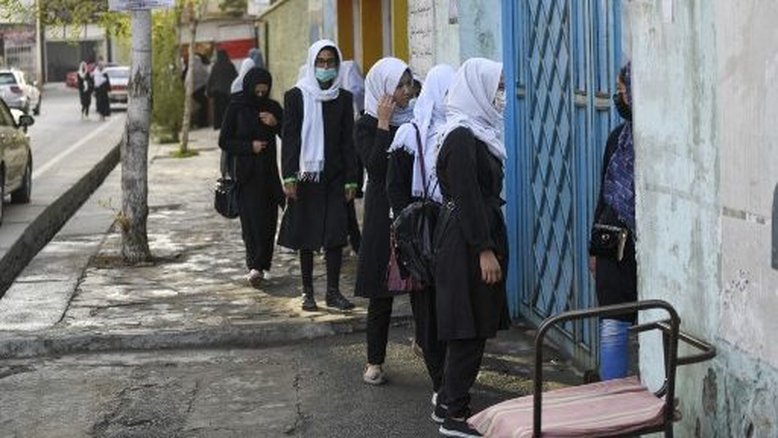 Talibã ordena que escolas secundárias para meninas fechem apenas algumas horas após a reabertura