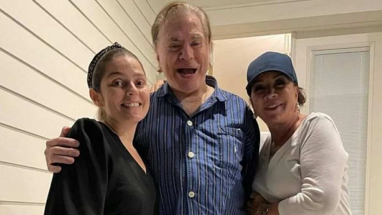 'Estava sem dentadura', Silvio Santos ao comentar foto com fã nos EUA