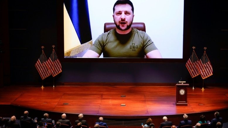 Biden autoriza ajuda militar maciça para Ucrânia a pedido de Zelensky