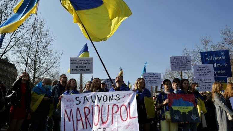 Exército russo bombardeia escola que servia de abrigo em Mariupol, segundo autoridades locais