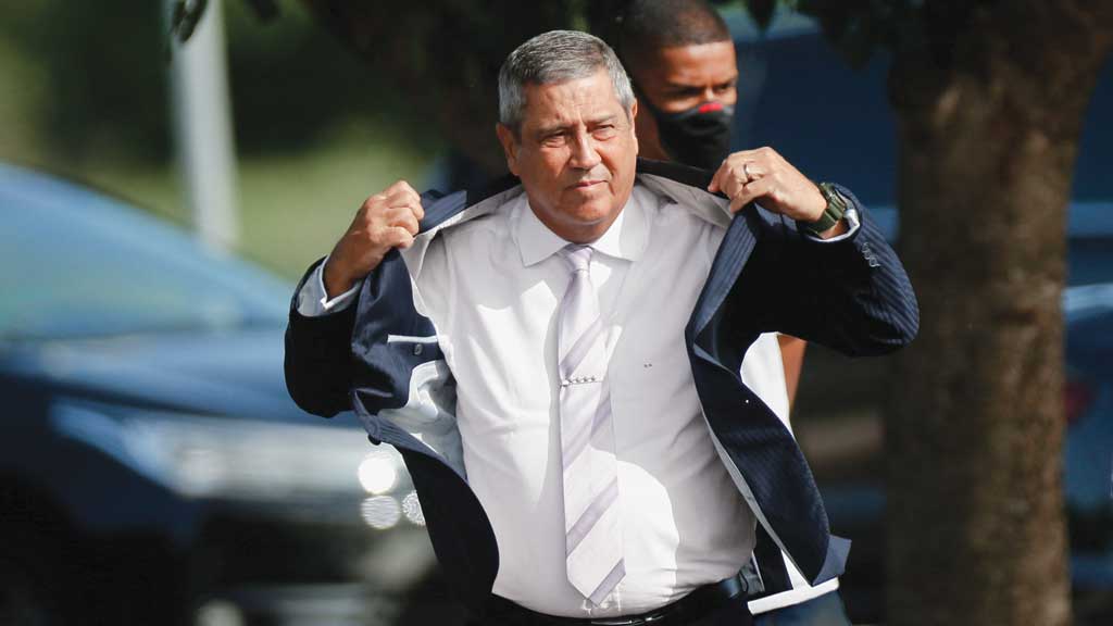 Bolsonaro escolhe general Braga Netto vice por temer que um político possa tomar sua cadeira