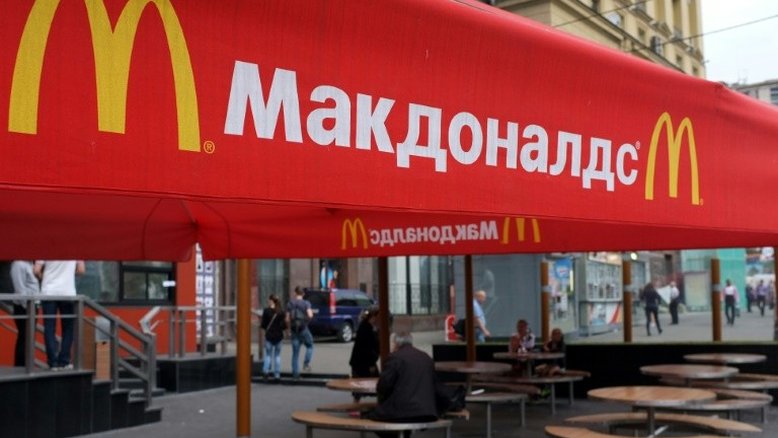 Entre tristeza e raiva, moscovitas se despedem do McDonald's