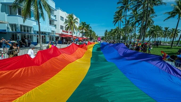Por que o Orgulho LGBT+ é comemorado internacionalmente em junho? Entenda