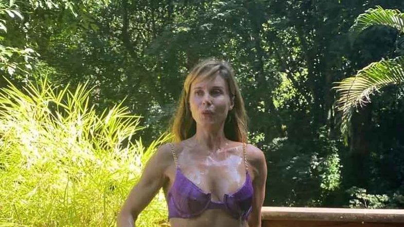 Atriz Paula Burlamarqui se esbalda com banho de mangueira