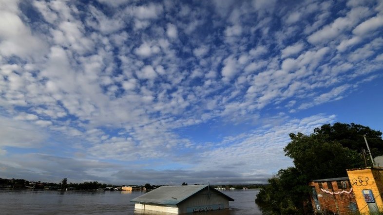 Australianos fogem de inundações que deixaram 12 mortos