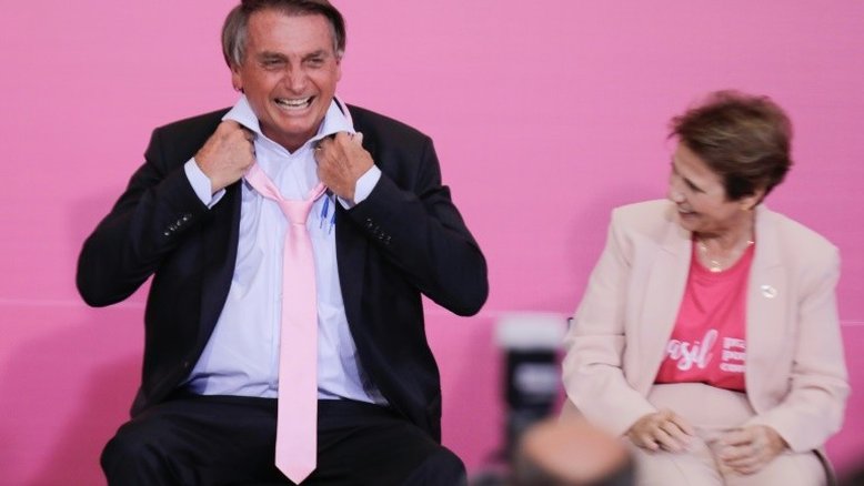 Bolsonaro decreta distribuição gratuita de absorventes após vetar projeto