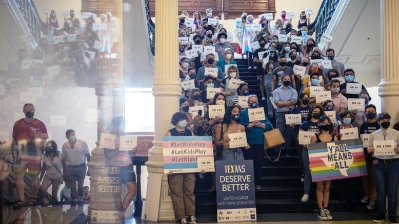 Corte do Texas suspende investigações sobre pais de menores transgênero