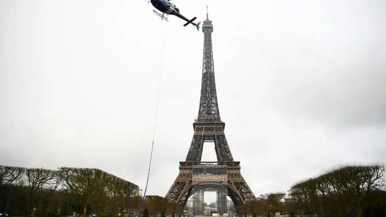 Torre Eiffel ganha antena de rádio e cresce 6 metros