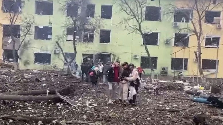 Maternidade bombardeada na Ucrânia: UE condena 'crime de guerra odioso'