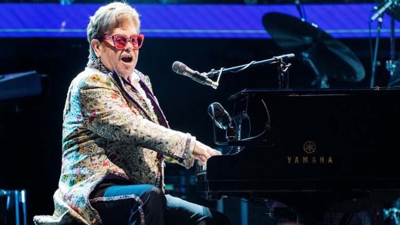 Astro do pop Elton John completa 75 anos