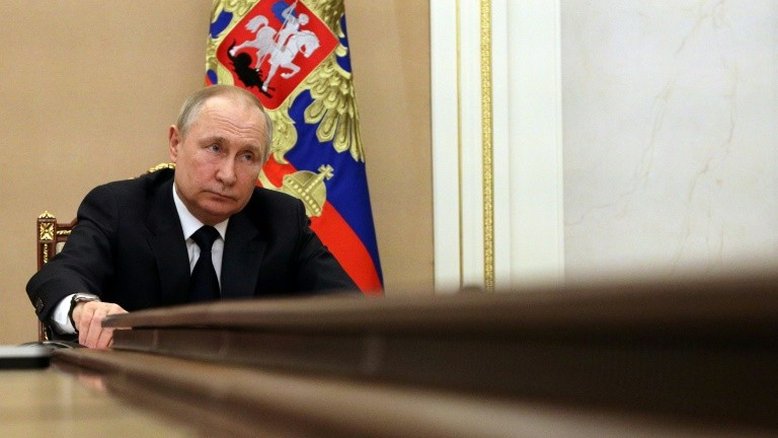 Petróleo cede; Rússia afirma que mantém exportações