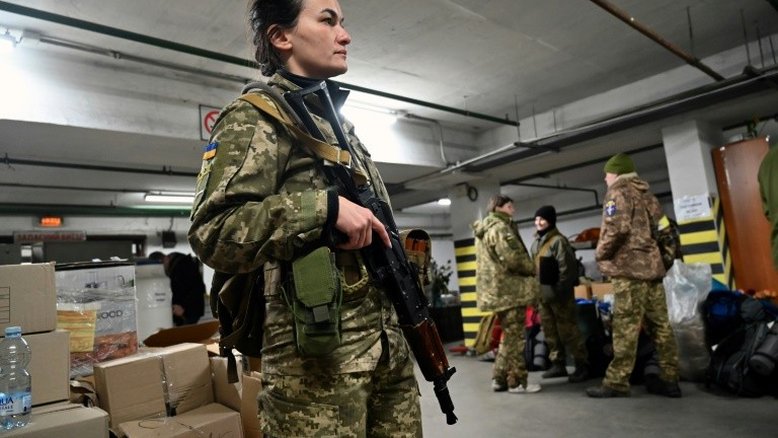 Mulheres ucranianas despertam 'espírito heroico' para lutar contra tropas russas