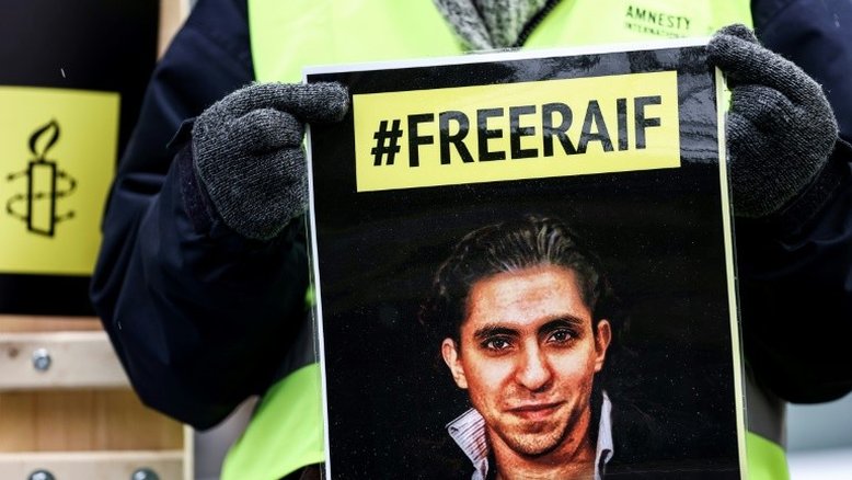 Arábia Saudita liberta blogueiro Raif Badawi após 10 anos de prisão