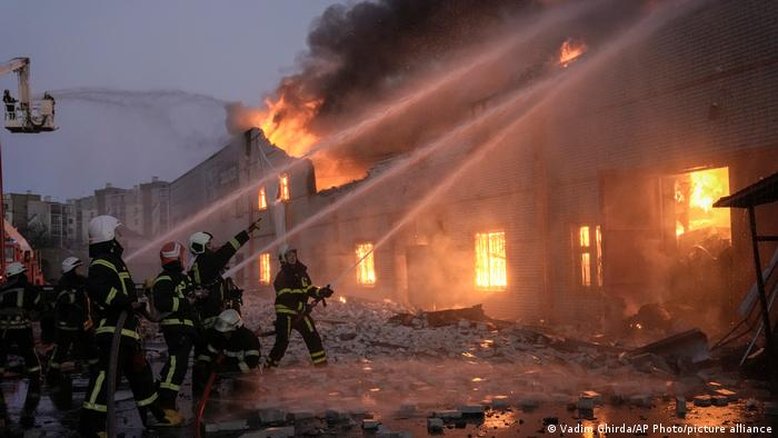 Após novos ataques a alvos civis, Rússia é acusada de crimes de guerra, no 22º dia do conflito na Ucrânia