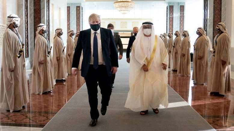 Boris Johnson visita países árabes em meio à alta de preços do petróleo