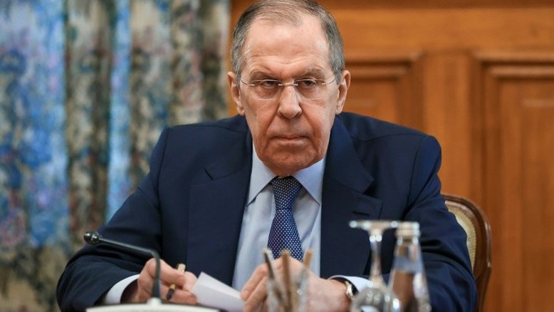 Duplo boicote a chanceler russo retrata isolamento diplomático de Moscou