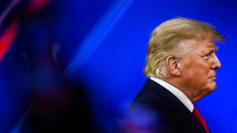 Avião que levava Donald Trump faz pouso de emergência, diz imprensa dos EUA