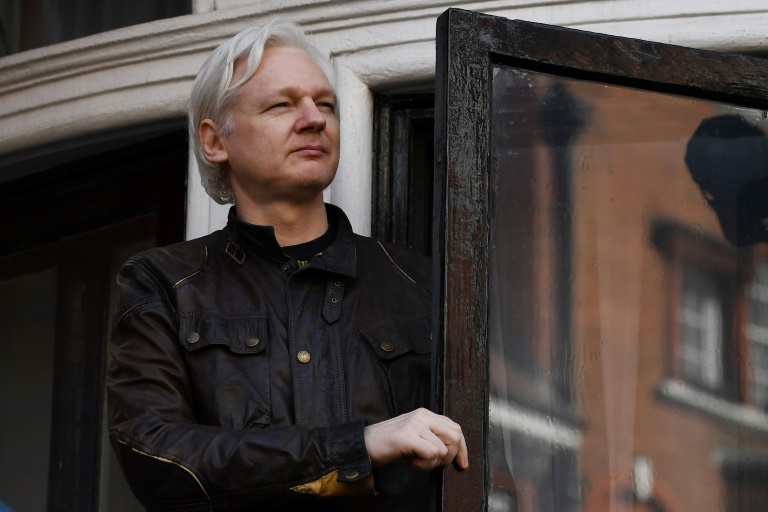 (Arquivo) O fundador da Wikileaks, Julian Assange, na varanda da embaixada do Equador em Londres, em 19 de maio de 2017 - AFP/Arquivos
