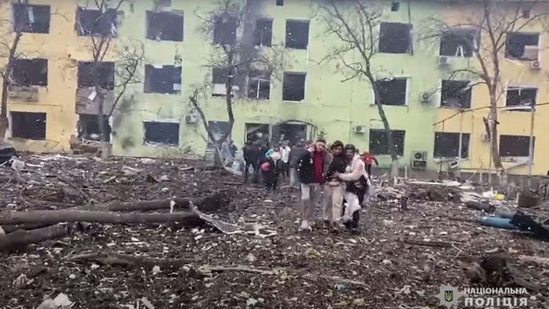 hospital bombardeado em mariupol