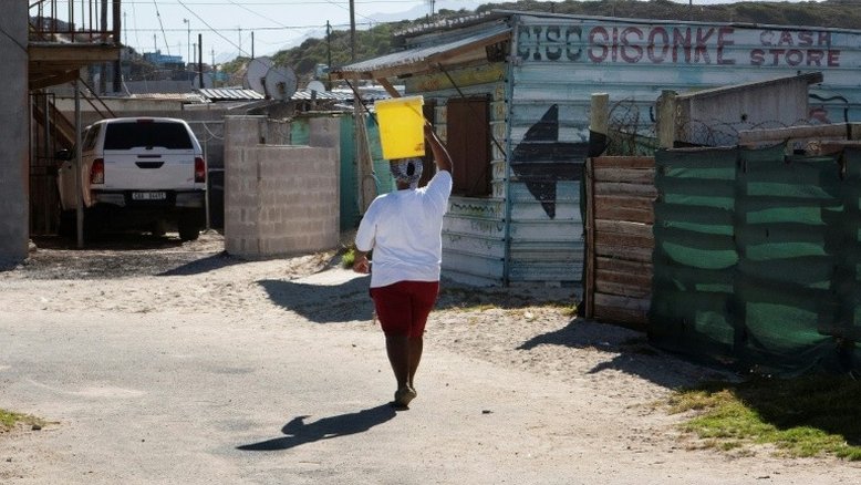 Piscinas cheias e torneiras secas: a desigualdade da água na Cidade do Cabo