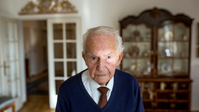 Sobrevivente do Holocausto Leon Schwarzbaum morre aos 101 anos