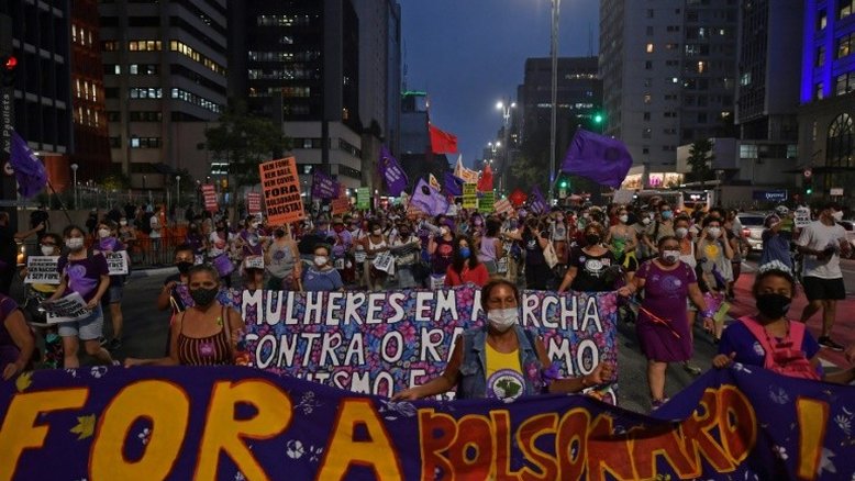 Milhares de brasileiras protestam contra Bolsonaro