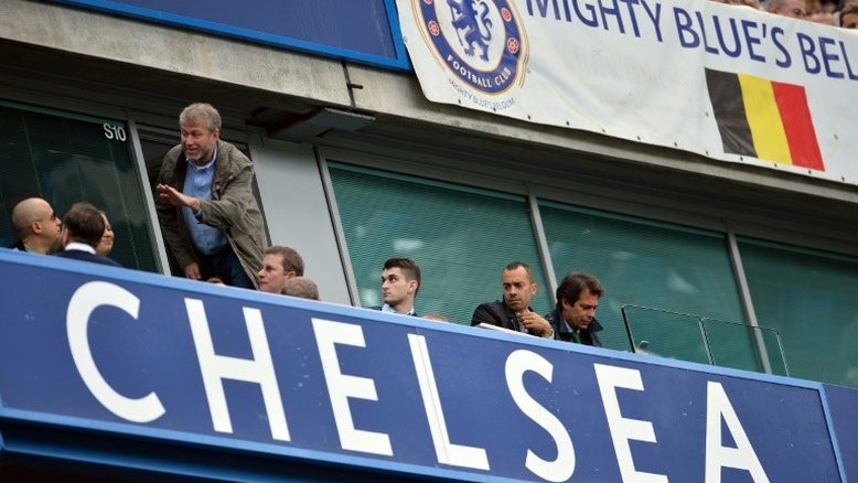 Russo dono do Chelsea sofre sanções britânicas, e venda do clube é suspensa