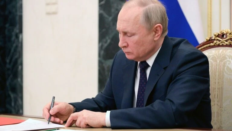 Elite política russa continua fiel a Putin