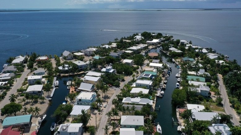 Mais de 100 migrantes haitianos chegam ao sul da Flórida em um veleiro