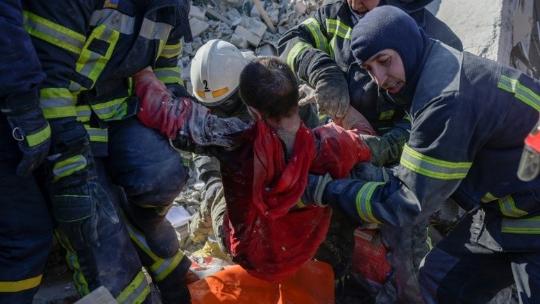 Dezenas de mortos em bombardeio russo contra quartel na cidade ucraniana de Mykolaiv