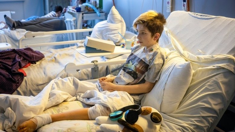 Crianças de um hospital pediátrico de Kiev sofrem o "terrível" traumatismo de guerra