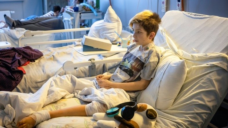 Crianças de um hospital pediátrico de Kiev sofrem o "terrível" traumatismo de guerra