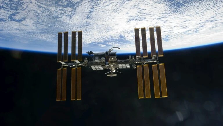 Foguete Soyuz com dois russos e um americano pousa no Cazaquistão