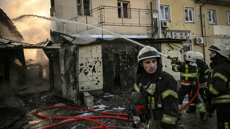 Rússia aperta o cerco a Kiev e arrasta Mariupol para uma catástrofe humanitária