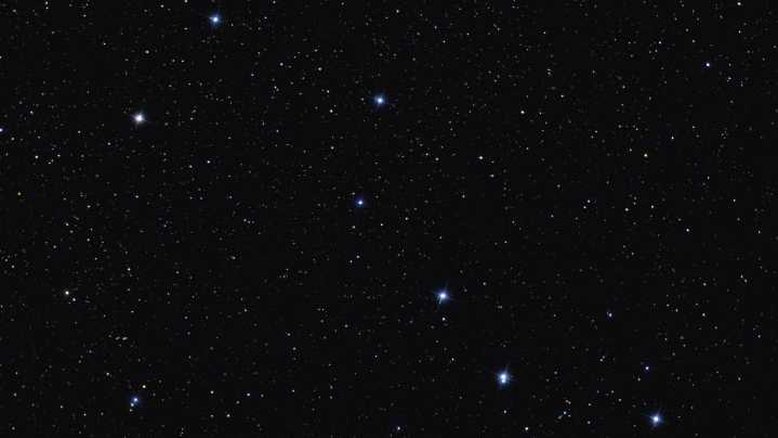 Constelação famosa nos céus do norte, a Ursa Maior é fácil de ser reconhecida mesmo quando vista de cabeça para baixo. Parte dela, as estrelas brilhantes da concha acima são (da esq. para a dir.) Dubhe, Merak, Phecda, Megrez, Alioth, Mizar/Alcor e Alkaid. É improvável que as estrelas em qualquer constelação sejam fisicamente relacionadas. Mas, surpreendentemente, a maioria das estrelas da Ursa Maior parecem estar indo na mesma direção em que atravessam o espaço. Seu movimento comum sugere que todas elas pertencem a um aglomerado de estrelas próximo e solto, que se acredita estar, em média, a apenas 75 anos-luz de distância