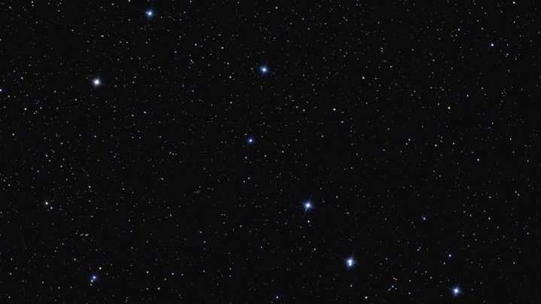 Constelação famosa nos céus do norte, a Ursa Maior é fácil de ser reconhecida mesmo quando vista de cabeça para baixo. Parte dela, as estrelas brilhantes da concha acima são (da esq. para a dir.) Dubhe, Merak, Phecda, Megrez, Alioth, Mizar/Alcor e Alkaid. É improvável que as estrelas em qualquer constelação sejam fisicamente relacionadas. Mas, surpreendentemente, a maioria das estrelas da Ursa Maior parecem estar indo na mesma direção em que atravessam o espaço. Seu movimento comum sugere que todas elas pertencem a um aglomerado de estrelas próximo e solto, que se acredita estar, em média, a apenas 75 anos-luz de distância