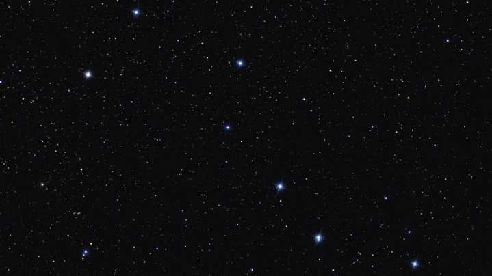 Constelação famosa nos céus do norte, a Ursa Maior é fácil de ser reconhecida mesmo quando vista de cabeça para baixo. Parte dela, as estrelas brilhantes da concha acima são (da esq. para a dir.) Dubhe, Merak, Phecda, Megrez, Alioth, Mizar/Alcor e Alkaid. É improvável que as estrelas em qualquer constelação sejam fisicamente relacionadas. Mas, surpreendentemente, a maioria das estrelas da Ursa Maior parecem estar indo na mesma direção em que atravessam o espaço. Seu movimento comum sugere que todas elas pertencem a um aglomerado de estrelas próximo e solto, que se acredita estar, em média, a apenas 75 anos-luz de distância