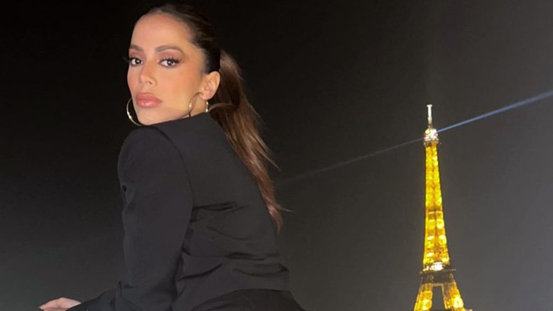 'Só com título de eleitor', declara Anitta sobre condição para fotos com fãs