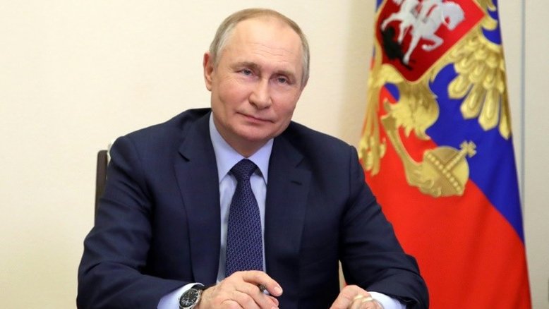 Putin compara ataques à cultura russa aos livros queimados pelos nazistas