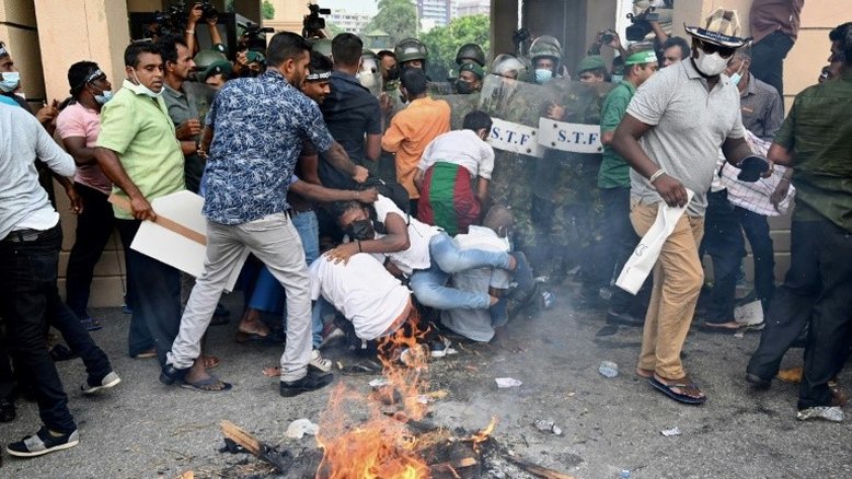 Multidão enfurecida tenta invadir gabinete do presidente de Sri Lanka