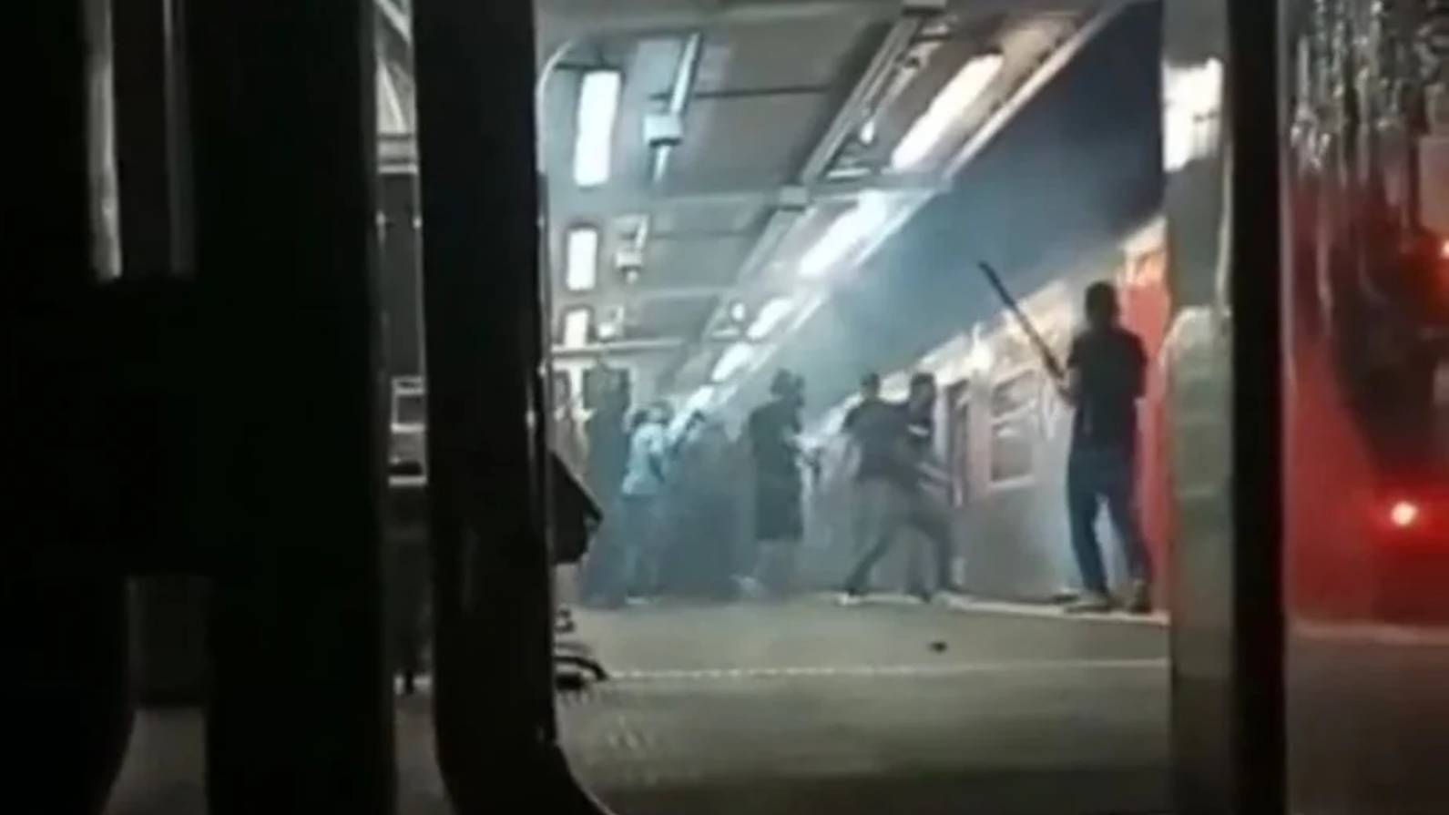 Vídeo: Após clássico, torcedores de São Paulo e Corinthians brigam no metrô