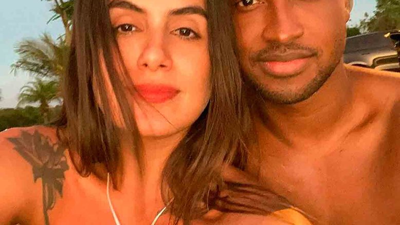 Carol Peixinho posa para o 'fotógrafo' Thiaguinho em sequência de imagens sensuais