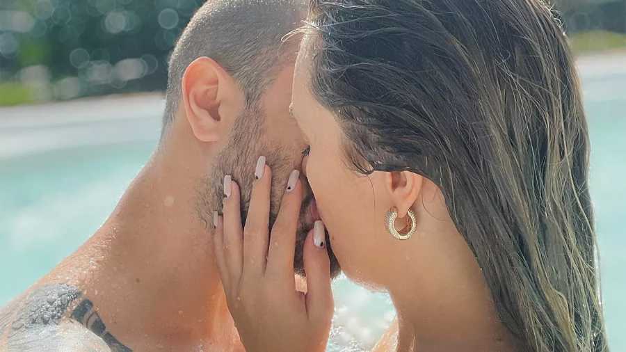 Carla Diaz ganha declaração do namorado em post de beijo na piscina