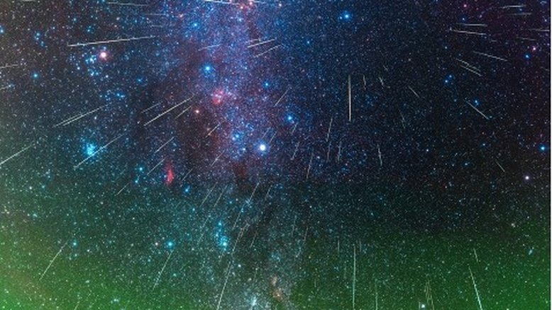 Todos esses meteoros vêm da direção da Constelação de Gêmeos no céu. É por isso que a maior chuva de meteoros em dezembro é conhecida como Geminídeos. A composição acima resulta de muitas imagens feitas durante a chuva de meteoros Geminídeos em dezembro de 2020. Em três dimensões, detritos do tamanho de areia expelidos do asteroide 3200 Phaethon seguem uma órbita definida em torno do nosso Sol, e a parte da órbita que se aproxima da Terra é superposta na frente da Constelação de Gêmeos