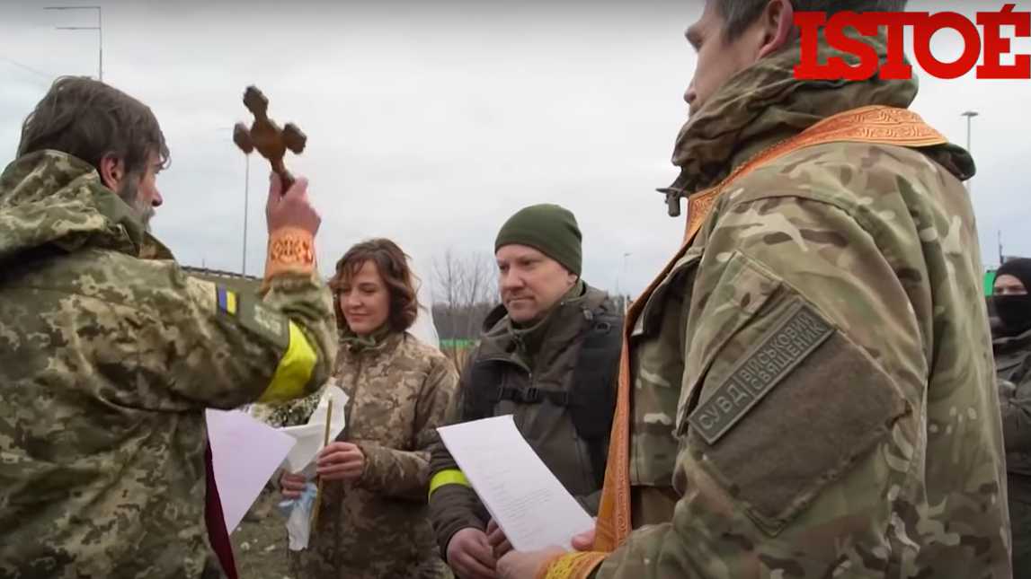 Vídeo: Casal de combatentes ucranianos celebra o matrimônio em plena linha de defesa
