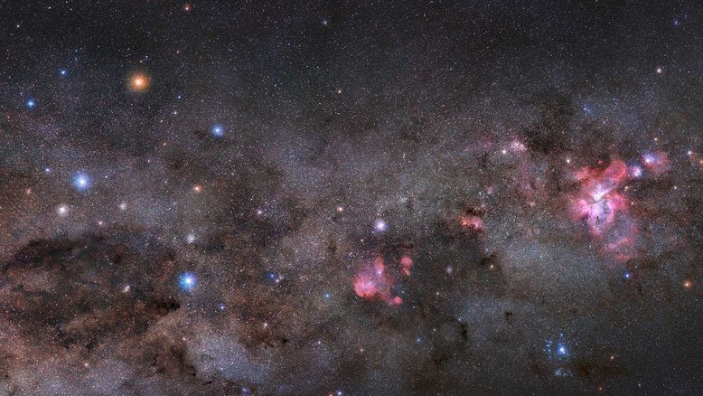 Seguindo ao longo do sul da Via Láctea, esse belo mosaico celestial foi registrado no céu escuro do Brasil. O espetáculo começa com a extensão escura da nebulosa Coalsack no canto inferior esquerdo, dobrada sob um braço do Cruzeiro do Sul. Essa constelação compacta é encimada pela brilhante e amarelada Gamma Crucis, uma estrela gigante fria a apenas 88 anos-luz de distância. Uma linha de Gamma Crucis através da estrela azul na parte inferior da cruz, Alpha Crucis, aponta para o Pólo Sul Celestial. Siga a Via Láctea para a direita e seu olhar varrerá a IC 2948, popularmente conhecida como a nebulosa da Galinha Correndo, antes de chegar a Eta Carinae e à Nebulosa Carina, perto da borda direita do quadro. Com cerca de 200 anos-luz de diâmetro, a Nebulosa Carina fica a cerca de 7.500 anos-luz da Terra