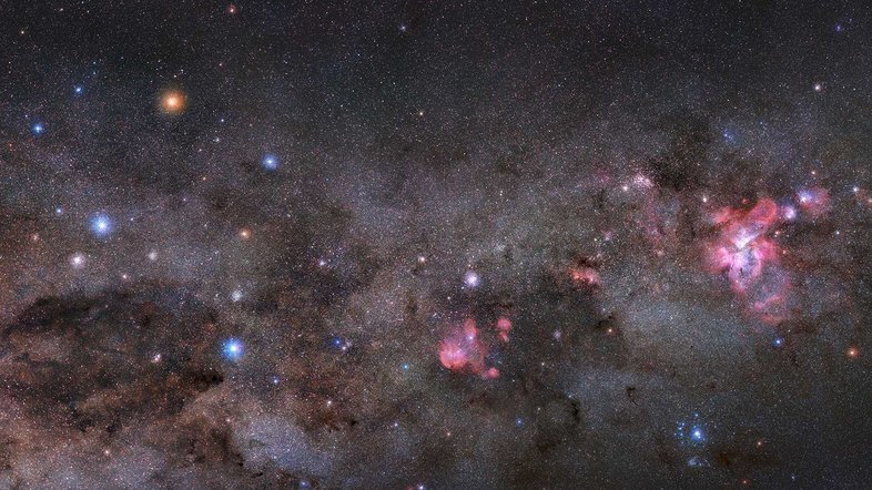 Seguindo ao longo do sul da Via Láctea, esse belo mosaico celestial foi registrado no céu escuro do Brasil. O espetáculo começa com a extensão escura da nebulosa Coalsack no canto inferior esquerdo, dobrada sob um braço do Cruzeiro do Sul. Essa constelação compacta é encimada pela brilhante e amarelada Gamma Crucis, uma estrela gigante fria a apenas 88 anos-luz de distância. Uma linha de Gamma Crucis através da estrela azul na parte inferior da cruz, Alpha Crucis, aponta para o Pólo Sul Celestial. Siga a Via Láctea para a direita e seu olhar varrerá a IC 2948, popularmente conhecida como a nebulosa da Galinha Correndo, antes de chegar a Eta Carinae e à Nebulosa Carina, perto da borda direita do quadro. Com cerca de 200 anos-luz de diâmetro, a Nebulosa Carina fica a cerca de 7.500 anos-luz da Terra