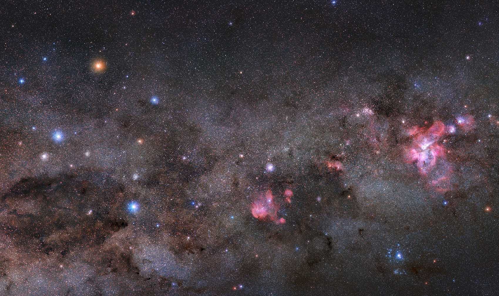 Seguindo ao longo do sul da Via Láctea, esse belo mosaico celestial foi registrado no céu escuro do Brasil. O espetáculo começa com a extensão escura da nebulosa Coalsack no canto inferior esquerdo, dobrada sob um braço do Cruzeiro do Sul. Essa constelação compacta é encimada pela brilhante e amarelada Gamma Crucis, uma estrela gigante fria a apenas 88 anos-luz de distância. Uma linha de Gamma Crucis através da estrela azul na parte inferior da cruz, Alpha Crucis, aponta para o Pólo Sul Celestial. Siga a Via Láctea para a direita e seu olhar varrerá a IC 2948, popularmente conhecida como a nebulosa da Galinha Correndo, antes de chegar a Eta Carinae e à Nebulosa Carina, perto da borda direita do quadro. Com cerca de 200 anos-luz de diâmetro, a Nebulosa Carina fica a cerca de 7.500 anos-luz da Terra