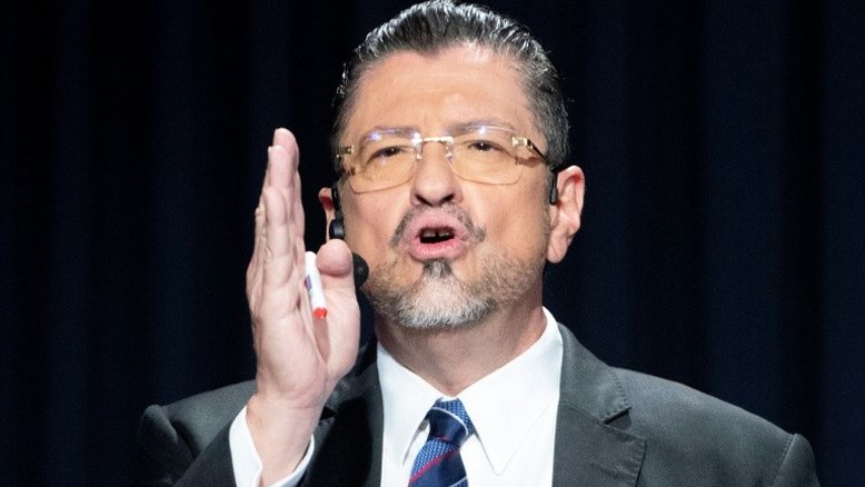 Rodrigo Chaves dribla polêmicas e mantém favoritismo para presidente da Costa Rica