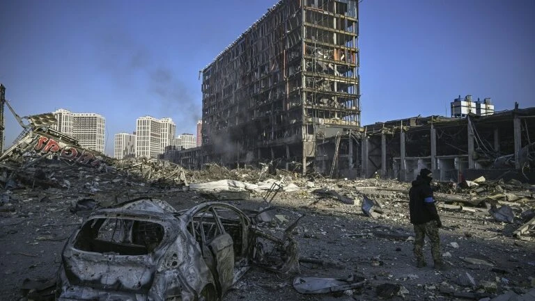 Guerra entra em Kiev com bombardeio de shopping